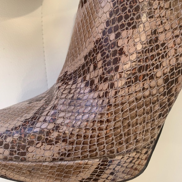 STUART WEITZMAN Snake Effect Booties Sz 9 - Picture 4 of 7